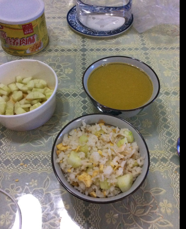 简单的黄瓜蛋炒饭