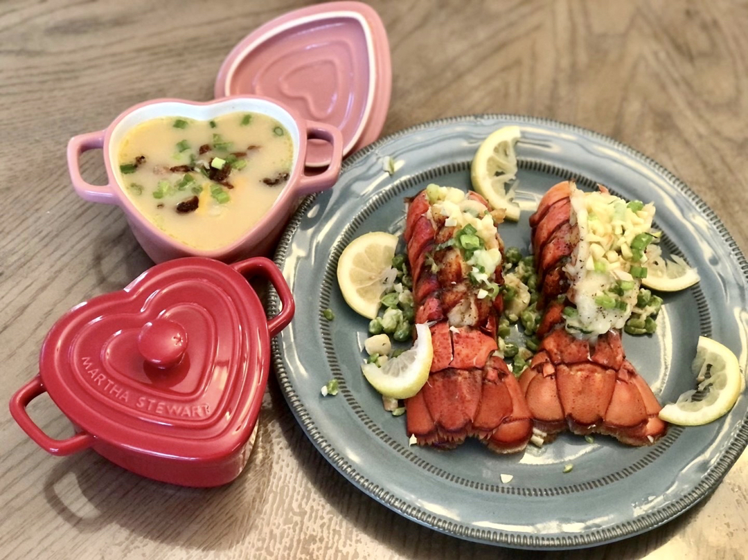 烤澳洲龙虾尾配海鲜馅料 Broiled Seafood Stuffed Lobster Tail