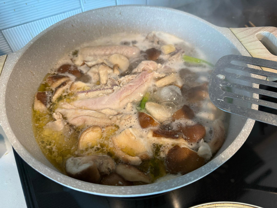 奶奶教的鲜香肥美香菇炖鸡汤