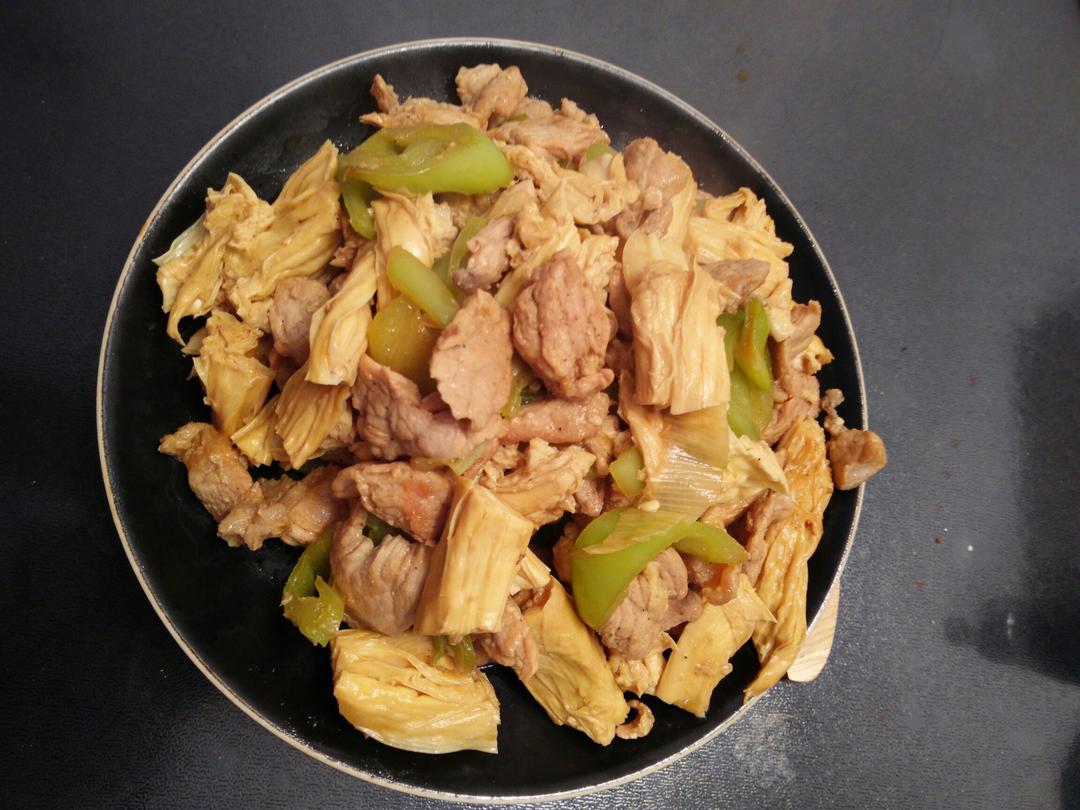 尖椒腐竹炒肉的做法