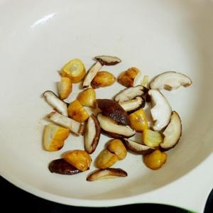 板栗香菇鸡焖饭的做法 步骤5