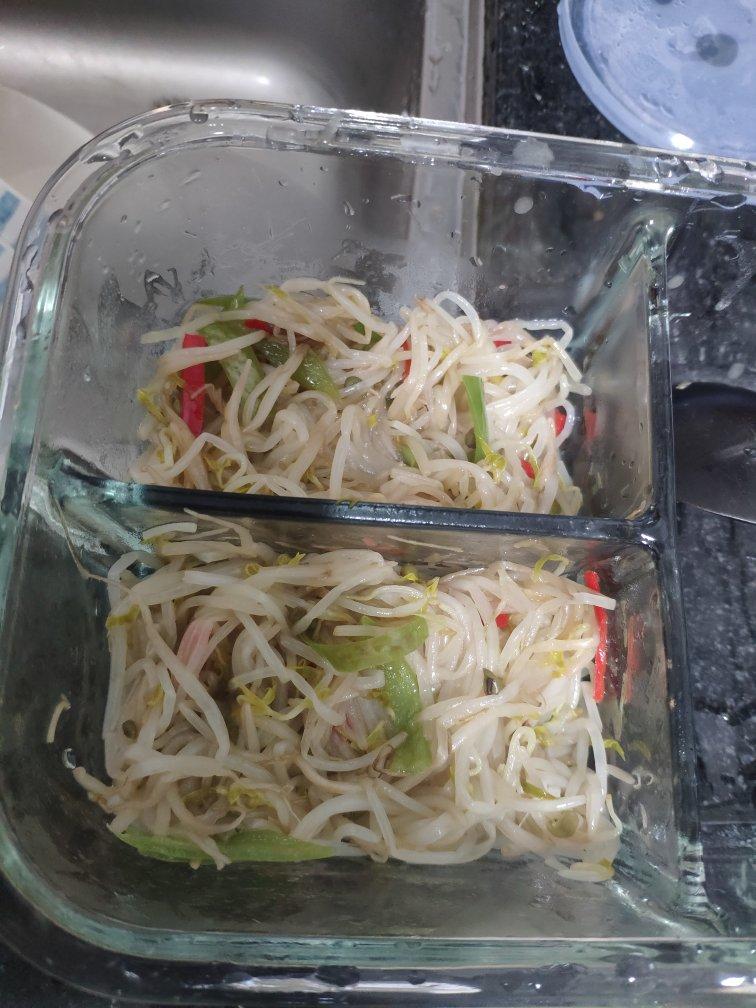 三块钱搞掂：清爽简单的青椒炒绿豆芽