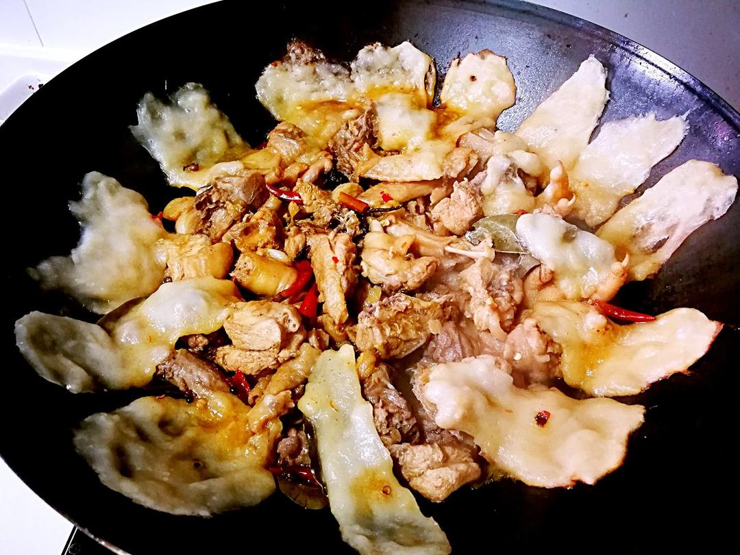 地锅鸡，教你贴饼子好吃的小技巧~