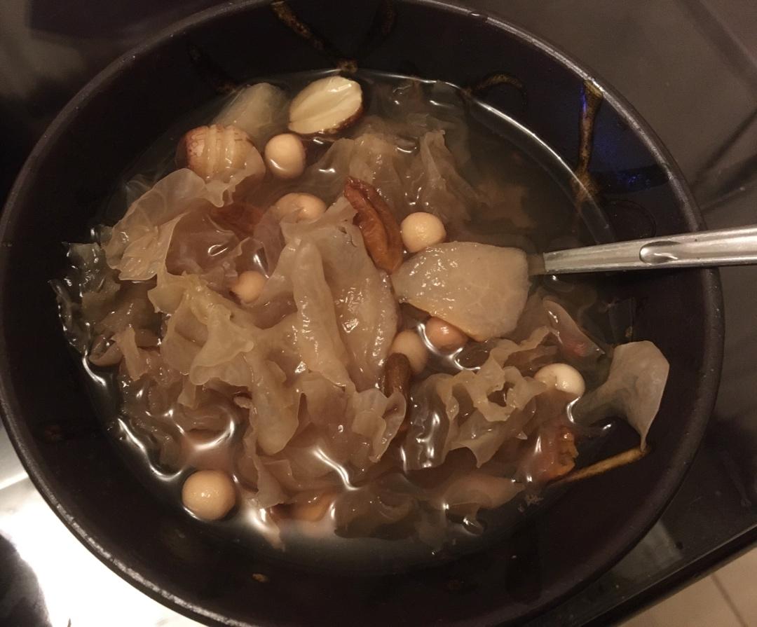 双雪糖水（莲子百合雪耳雪梨糖水）