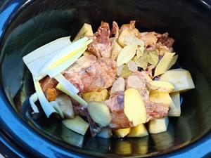 慢炖锅~🐔鸡架炖土豆🥔的做法 步骤4
