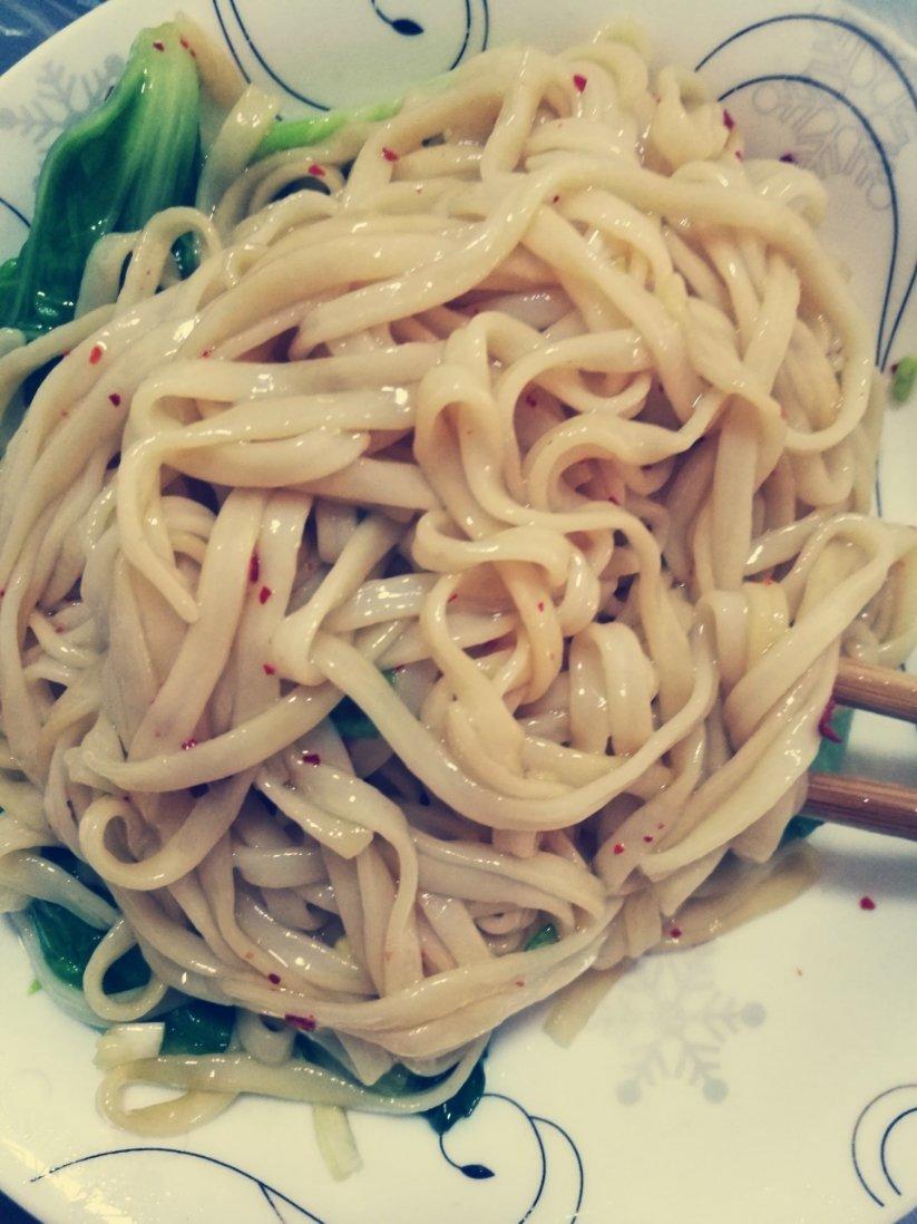 葱爆面—就是汪涵在天天向上里面做的那个啦