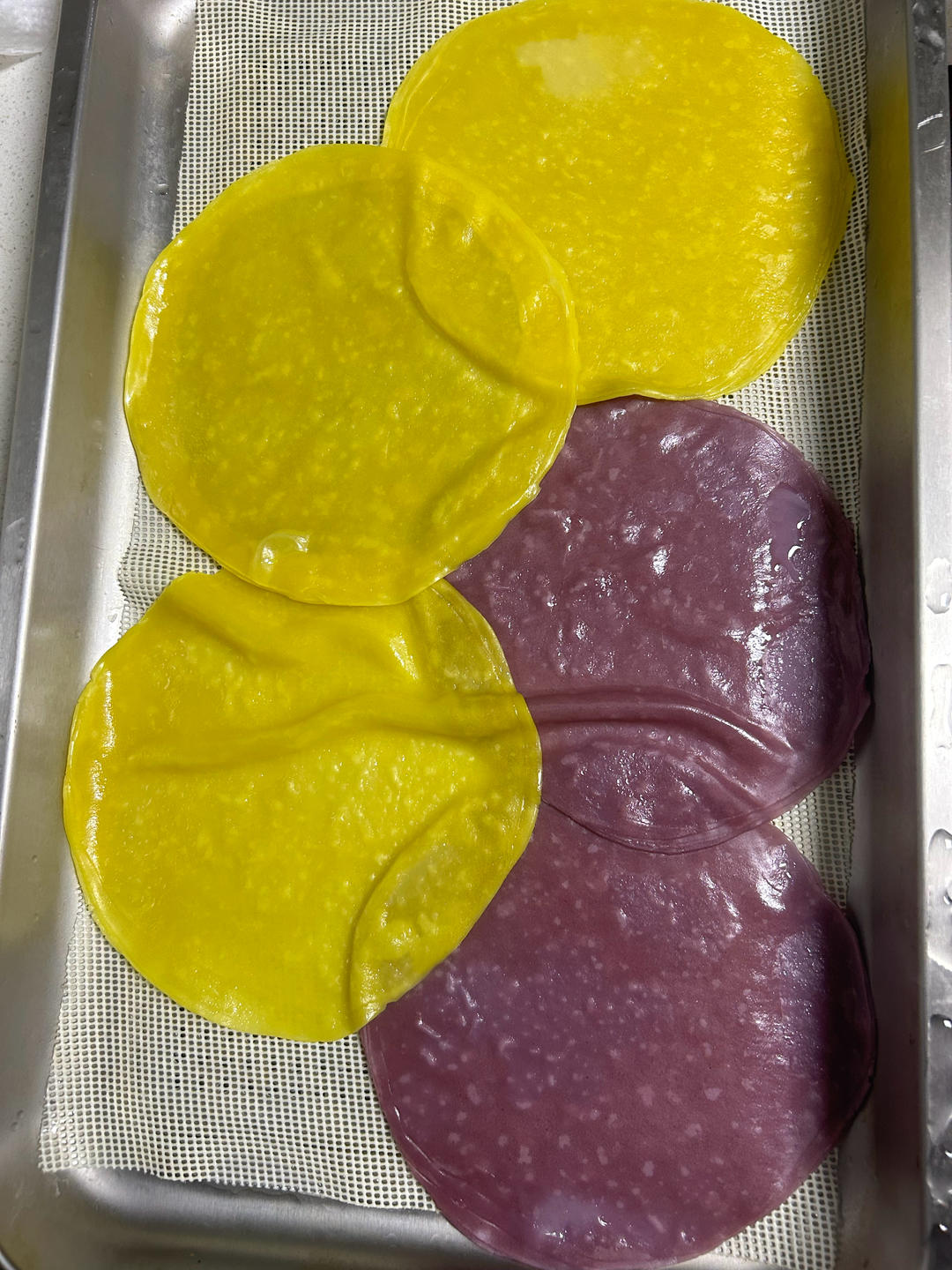 把饺子皮放锅里蒸一蒸，简单方便又好吃，这方法真棒