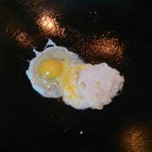 【暖胃】煎蛋枸杞子烧酒汤的做法 步骤3