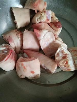 坤博砂锅炖花生猪脚汤的做法 步骤1