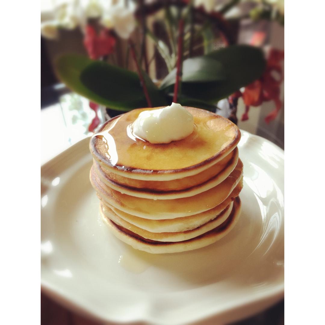 【酸奶松饼yogurt pancake】，搭上黑莓果酱和枫糖的美味。