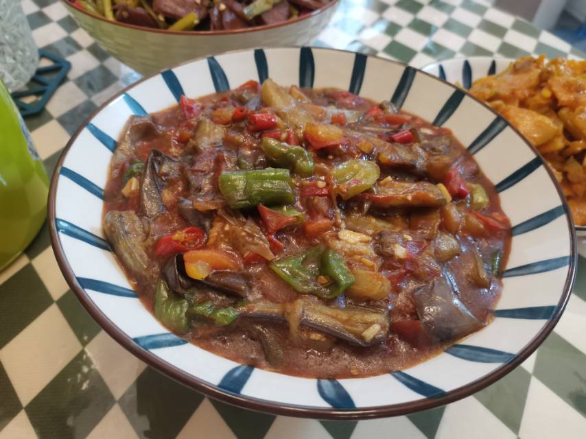 红烧茄子（佐西红柿尖椒）