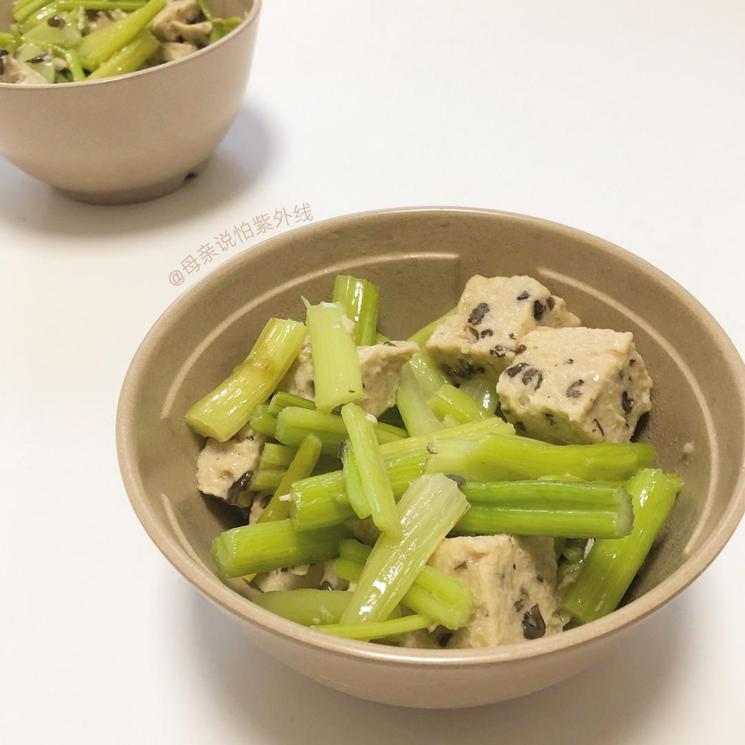素食｜西芹炒黑木耳糕