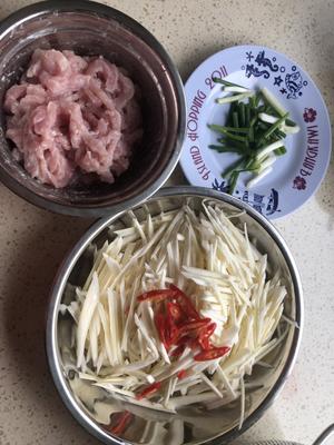 儿子爱吃的菜—茭白丝炒肉片的做法 步骤1