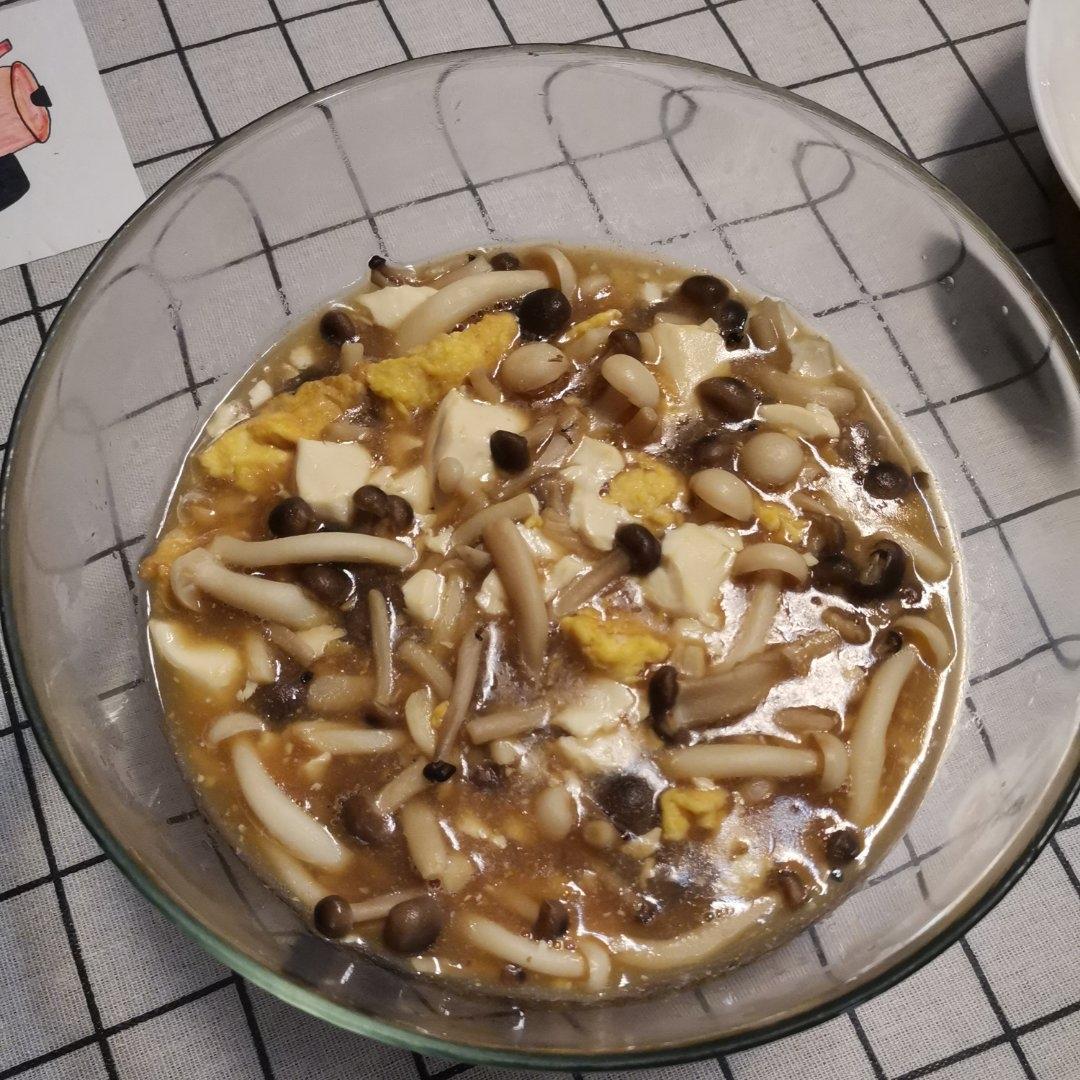 海鲜菇豆腐汤，超简单，晚上喝一碗暖暖的🍲
