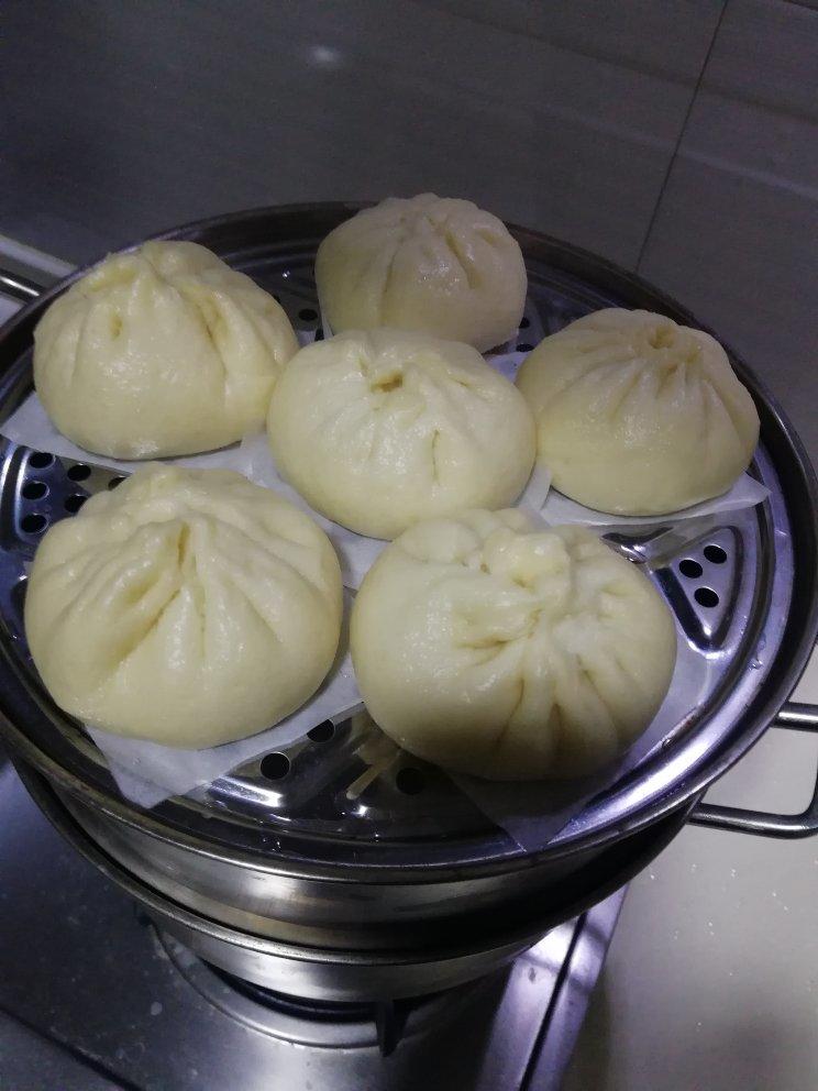 水jin石做的松软多汁的肉包子