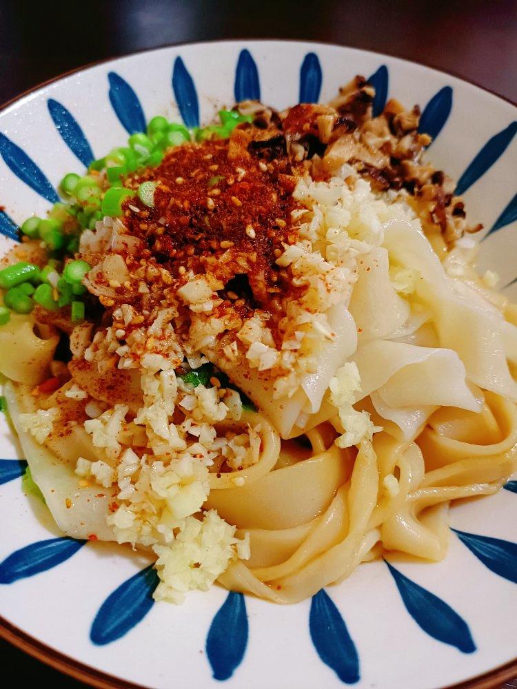 十分钟就能吃上的超简单油泼面