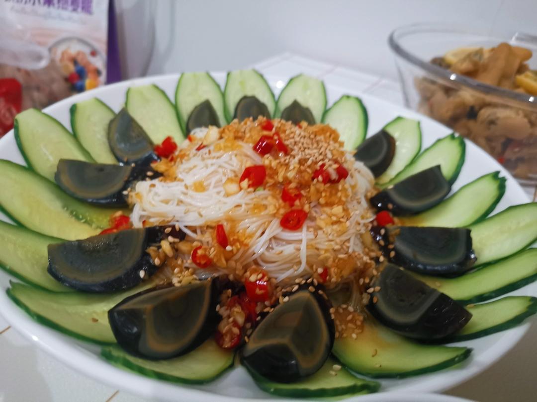 凉拌皮蛋金针菇