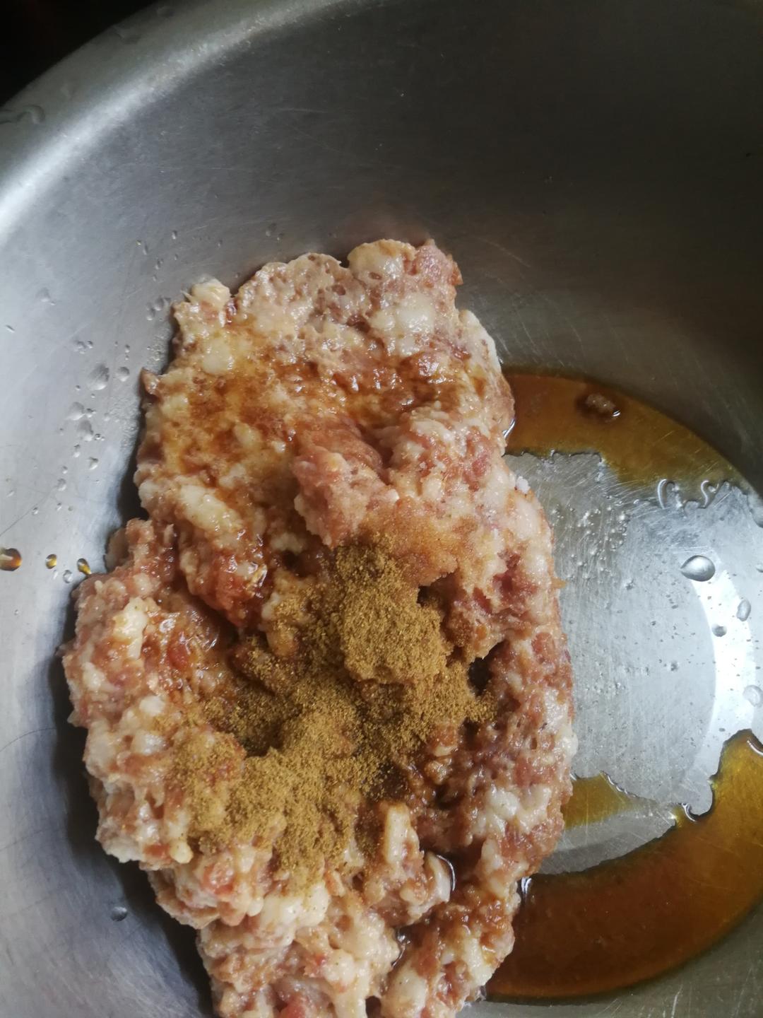 饺子篇～丝瓜猪肉虾仁水饺的做法 步骤1