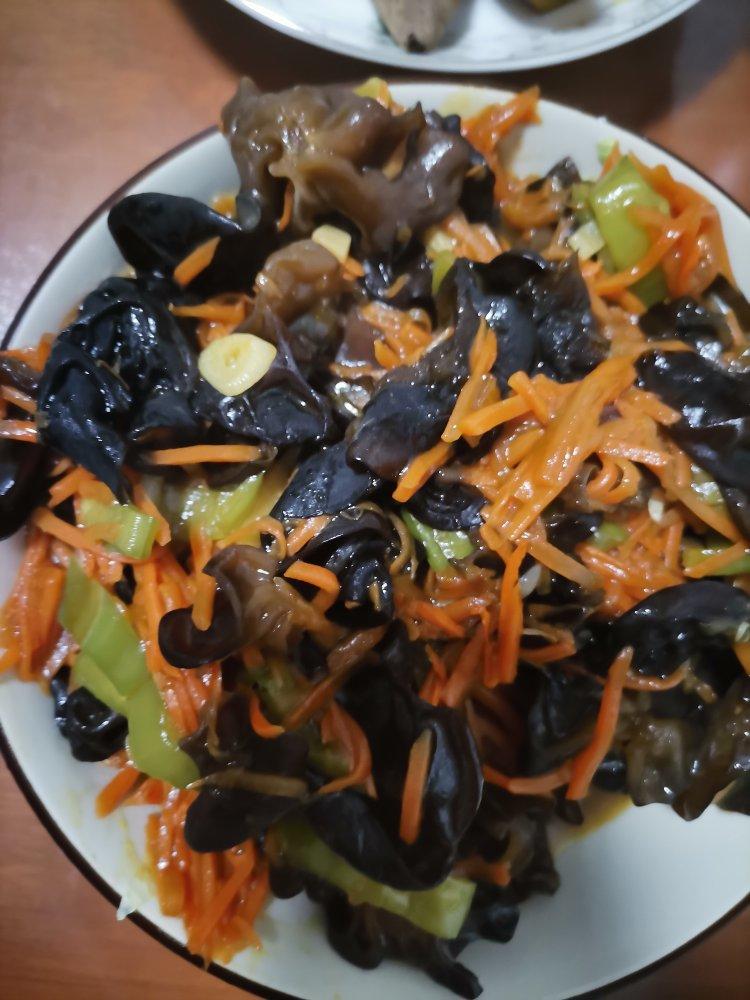 胡萝卜香菇炒木耳