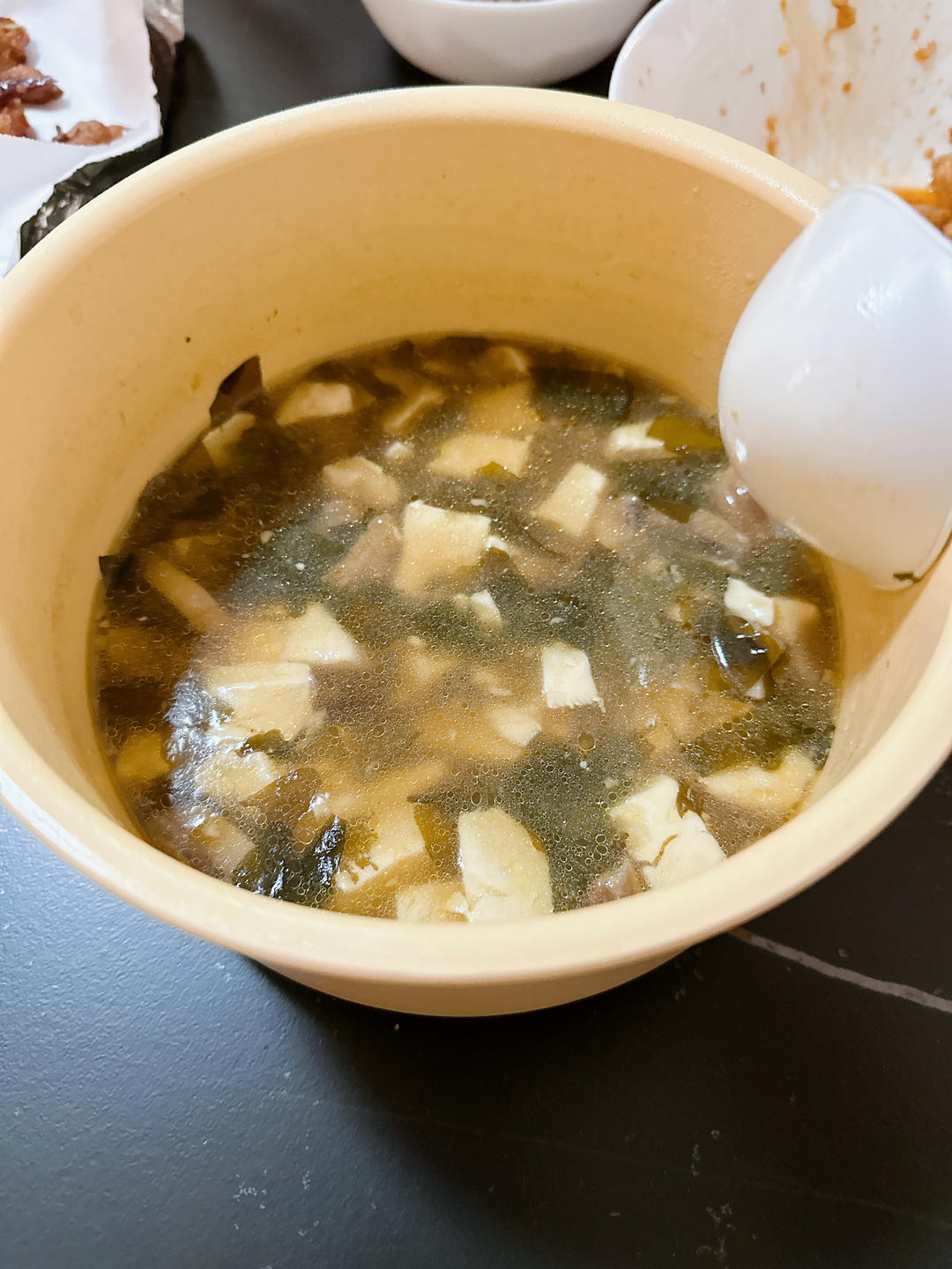 口蘑裙带菜豆腐汤的做法