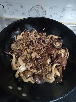 菌菇汤（菌菇乱炖）的做法 步骤2