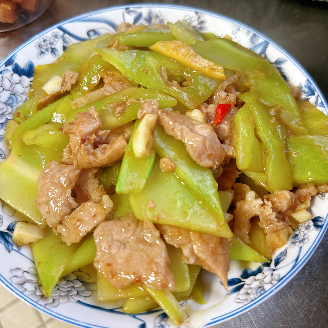 简单好吃下饭的莴笋炒肉来啦！
