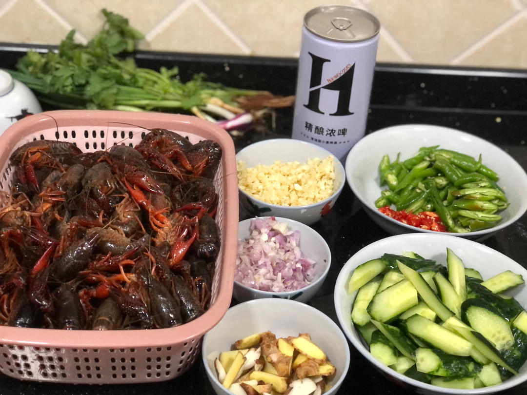 好吃到舔盘子的小龙虾（蒜蓉和香辣）