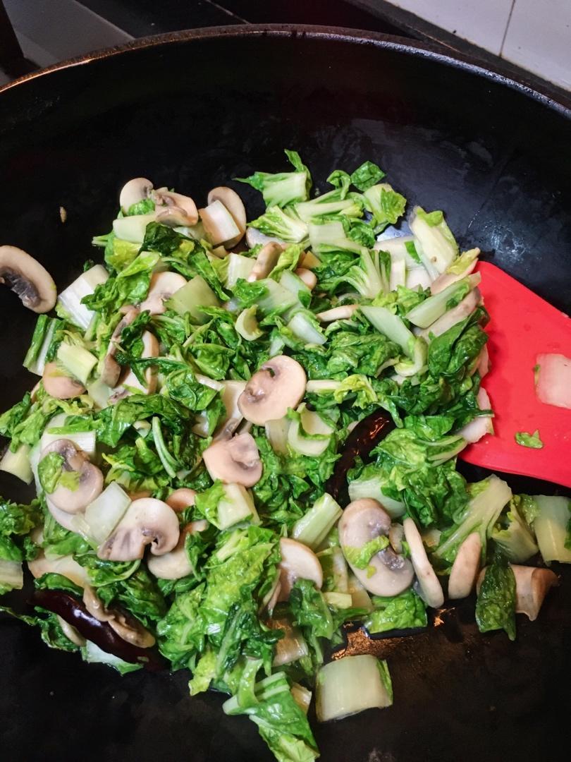 手捏菜炒蘑菇
