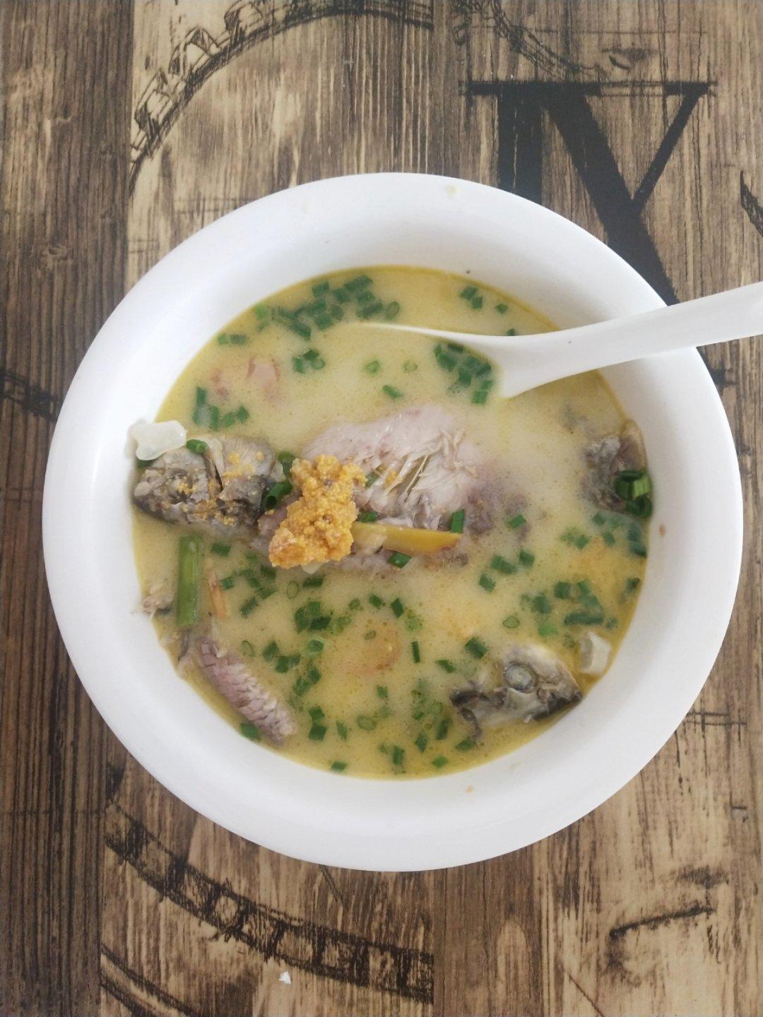 清炖鲫鱼汤 三个关键步骤让你轻松炖出汤浓味鲜色白似奶的鲫鱼汤