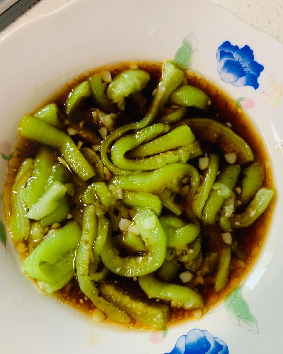 水里游泳的鱼做的凉拌丝瓜