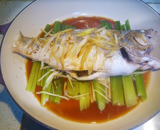 Le creuset酷彩-铸铁锅菜谱#无水蒸鲈鱼#的做法