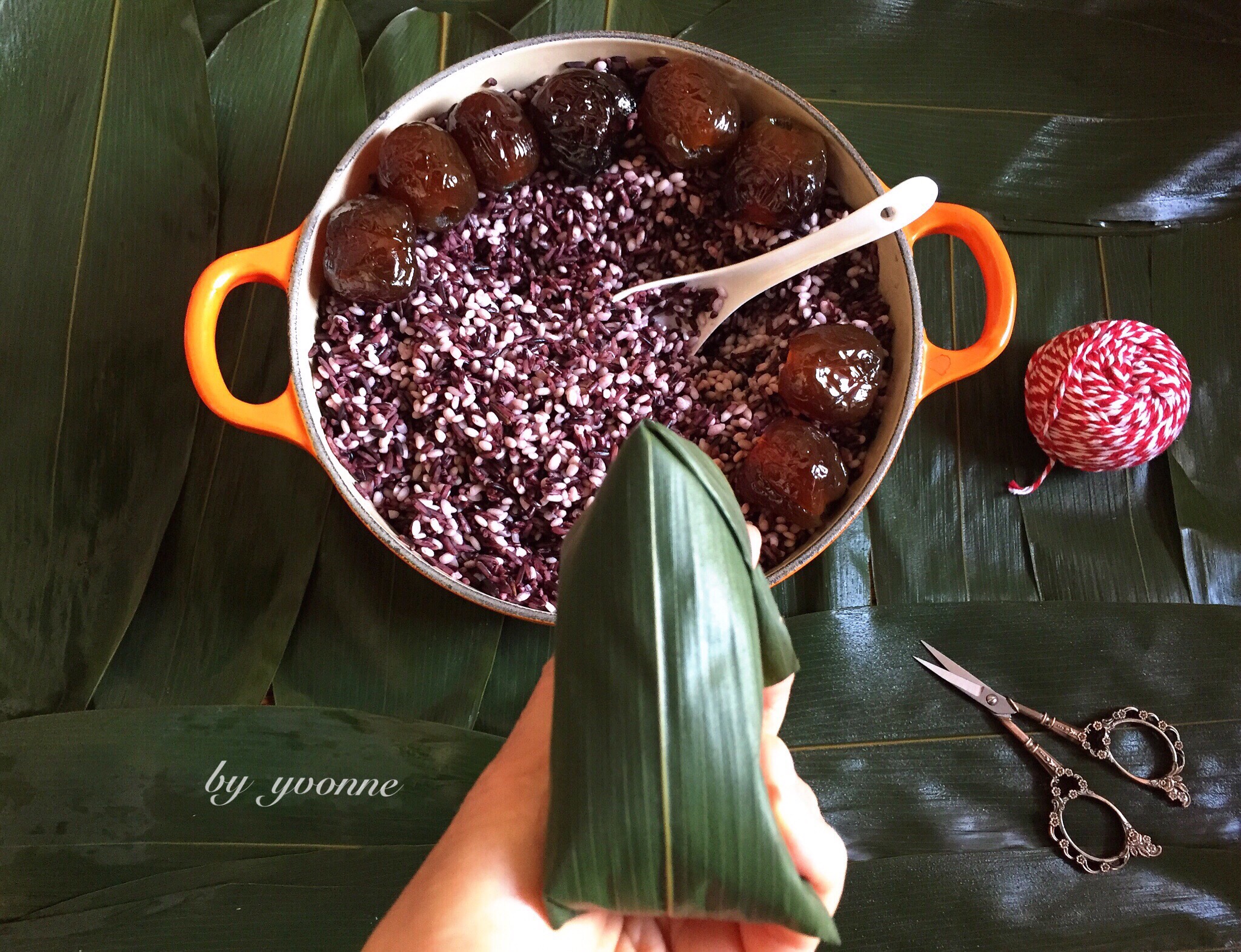 紫糯米蜜枣粽子的做法 步骤9