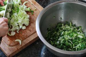 腌菜花炒毛豆的做法 步骤2