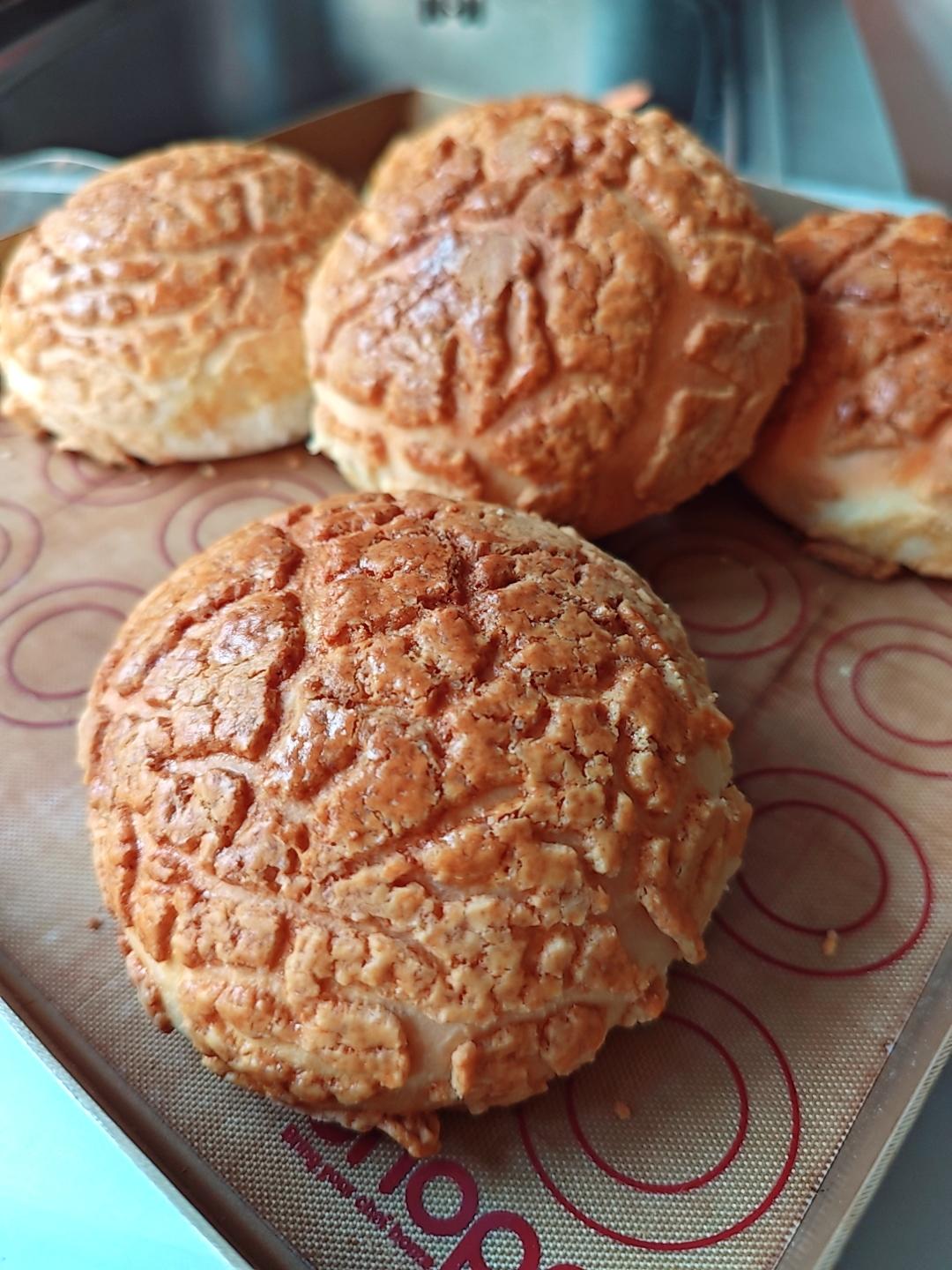 做100款面包の12：在家开茶餐厅!港式菠萝包 –不划格子自然裂开的香酥脆皮！菠萝油/酥皮包