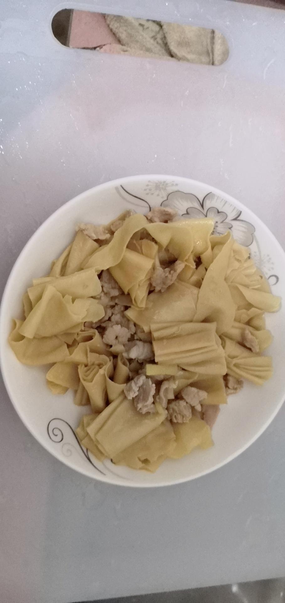 腐竹炒肉的做法