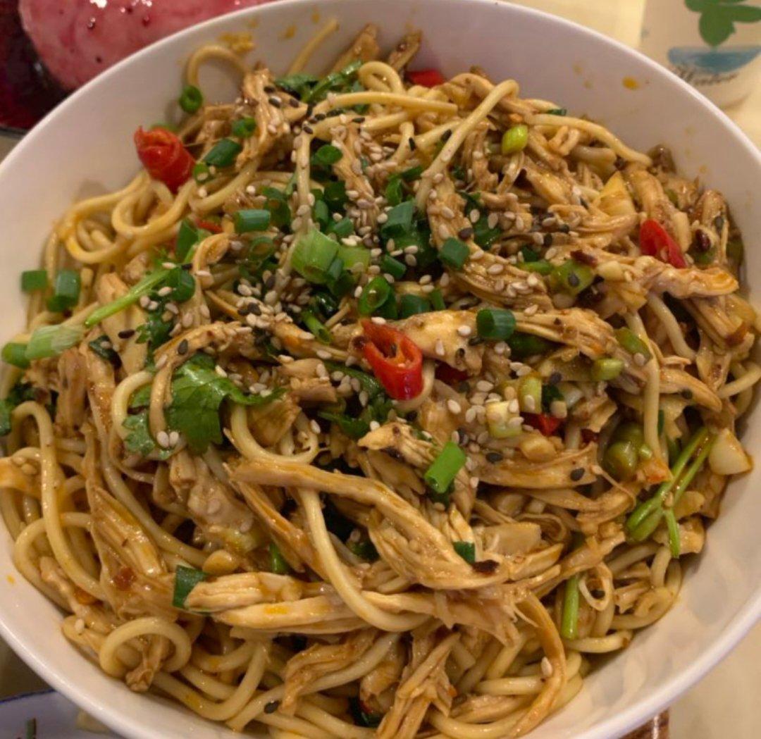 葱油鸡丝拌面