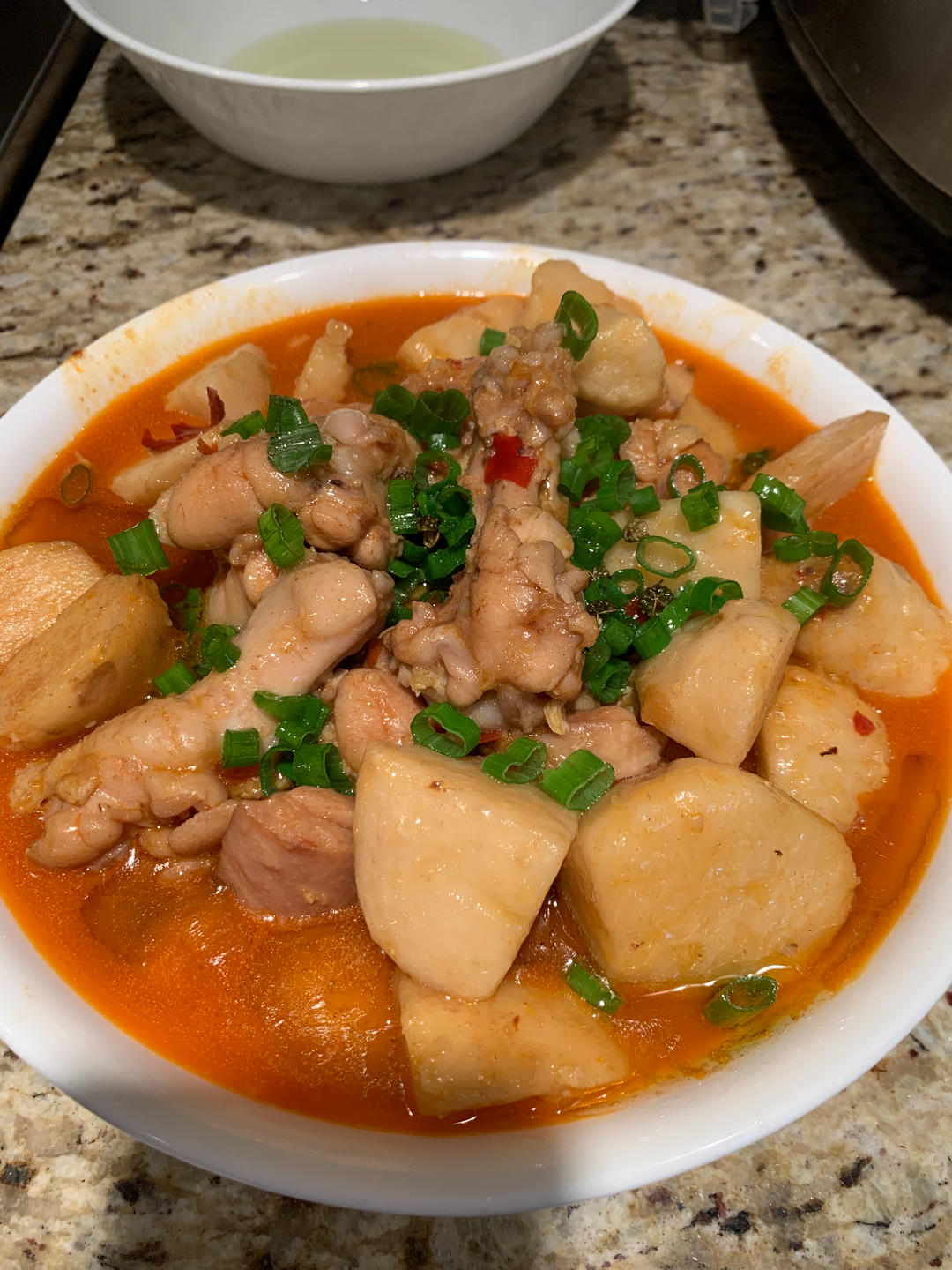 厨师长教你：“芋儿烧鸡”的做法，芋头香糯软烂，鸡肉细嫩脱骨