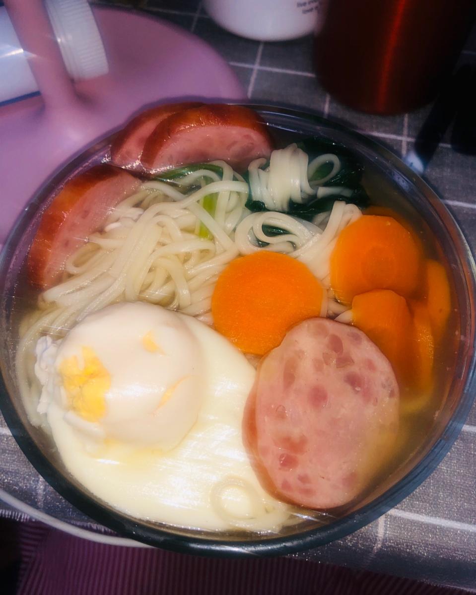 菠菜鸡蛋面（煮荷包蛋不破的技巧）