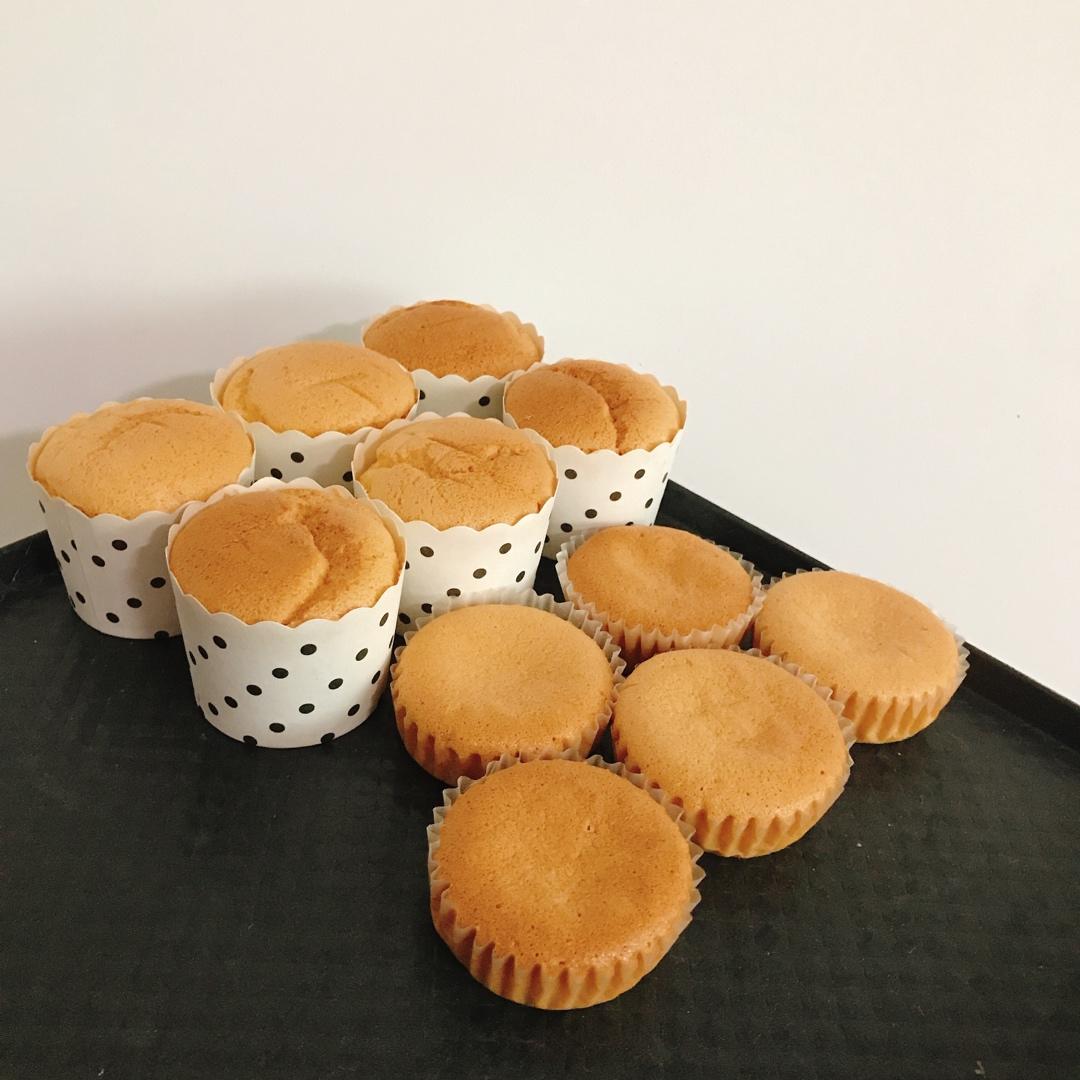 不皱不裂圆润饱满原味戚风纸杯蛋糕