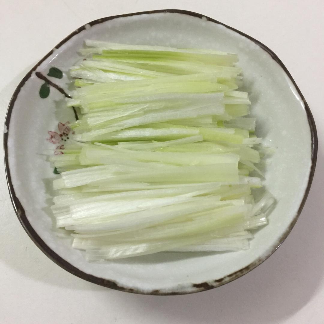 一招轻松切出酒店级葱丝