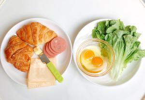 高颜值快手早餐可颂三明治的做法 步骤1