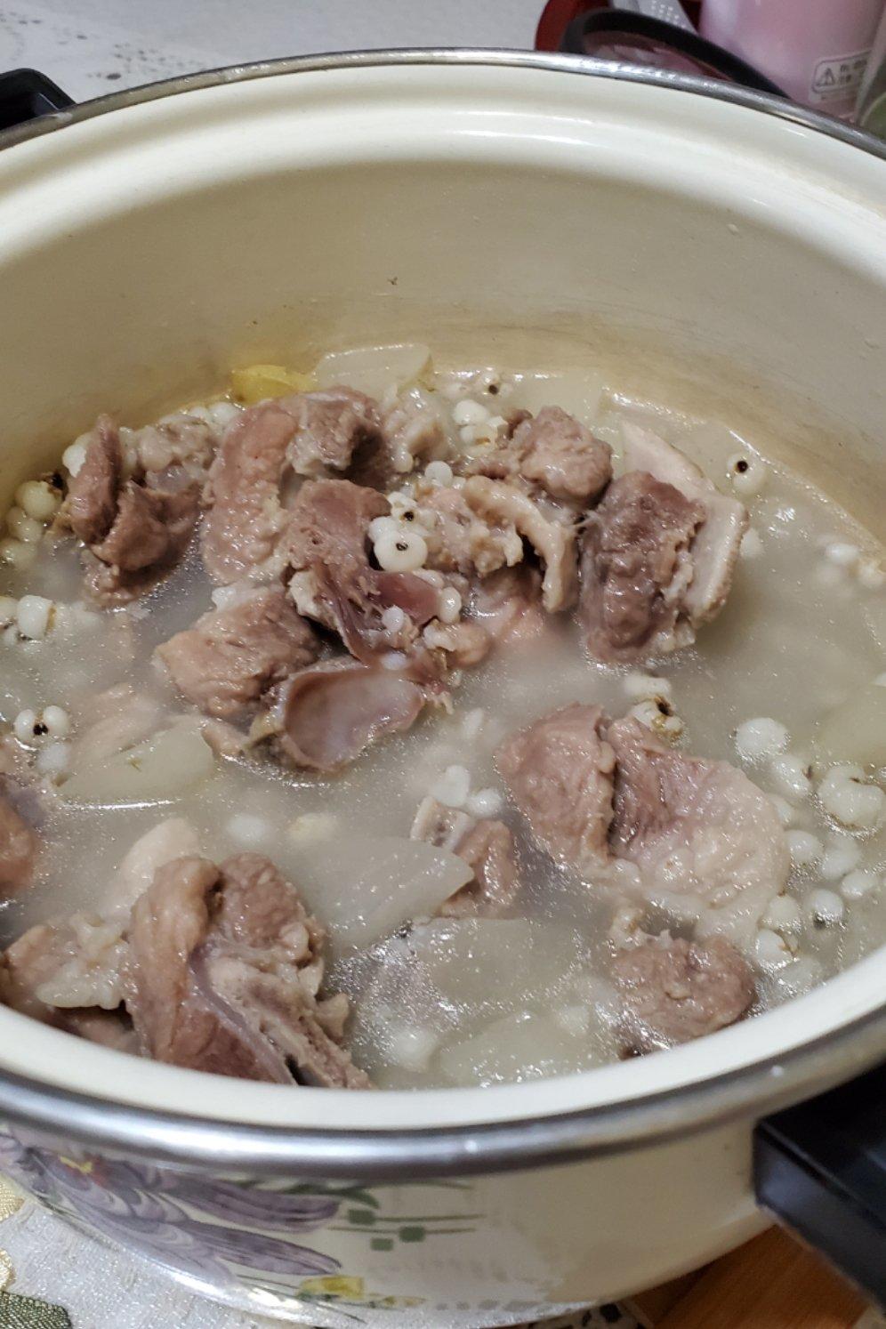 白萝卜排骨薏米汤