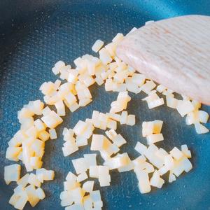 /土豆玉米海苔肉松🍙/
【材料】
土豆 玉米 海苔碎 肉松 酸黄瓜 拌饭酱的做法 步骤2