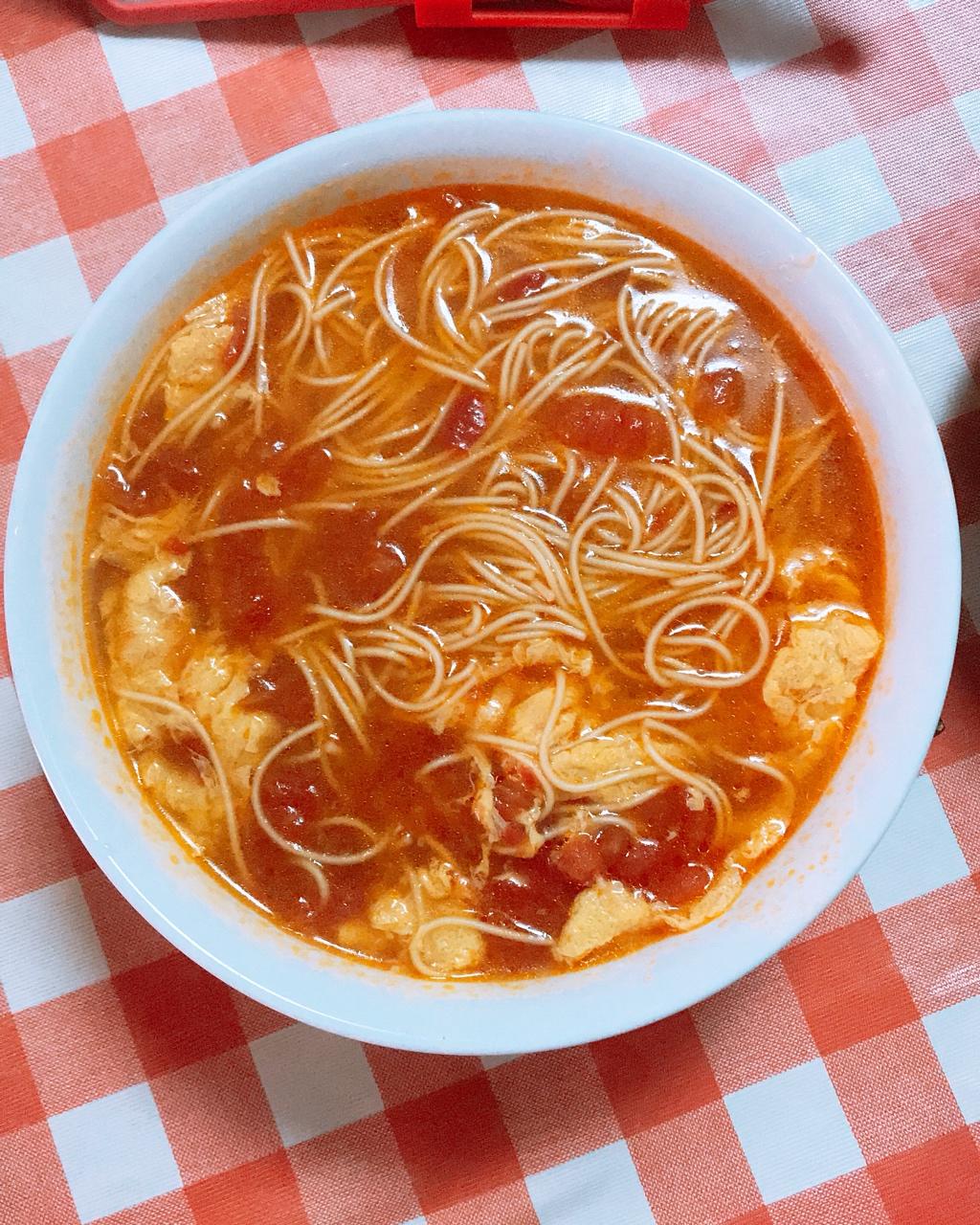 哈妹16做的简单早饭西红柿鸡蛋挂面