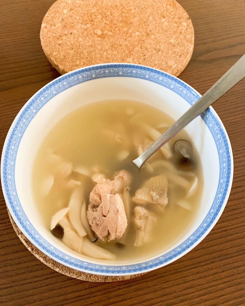 菌菇炖鸡汤