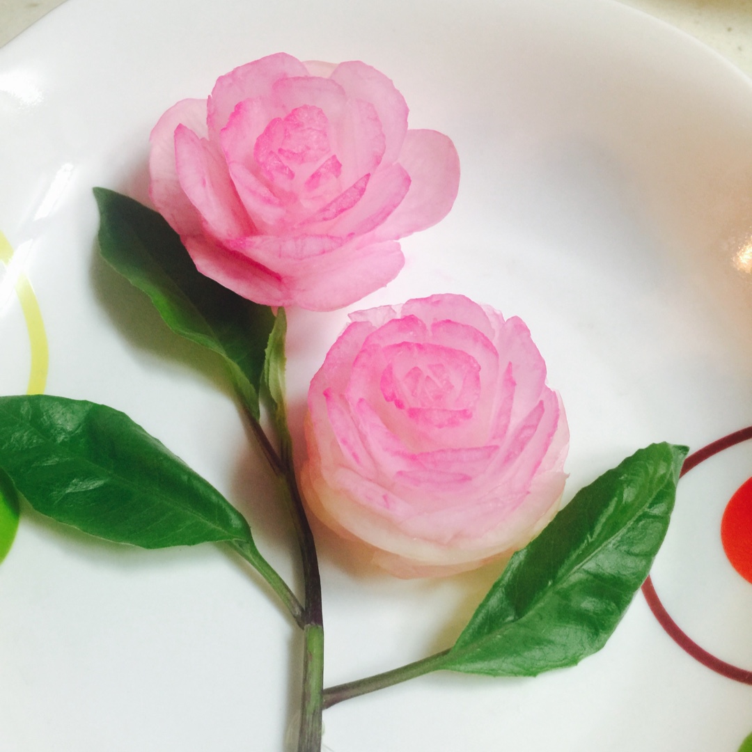 美丽的田园做的雕刻萝卜花让你的菜肴锦上添花