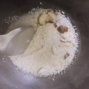冬笋香菇煲仔饭（简单快手电饭锅做出锅巴~）的做法 步骤3