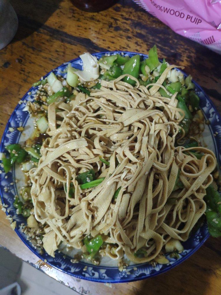 比辣条好吃百倍香辣孜然豆皮