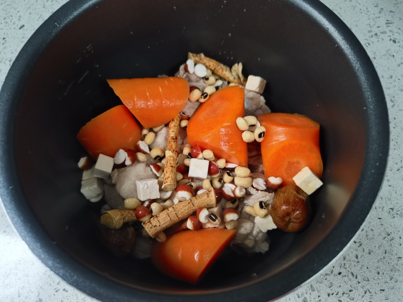 春季祛湿汤～五指毛桃茯苓猪骨汤的做法 步骤2