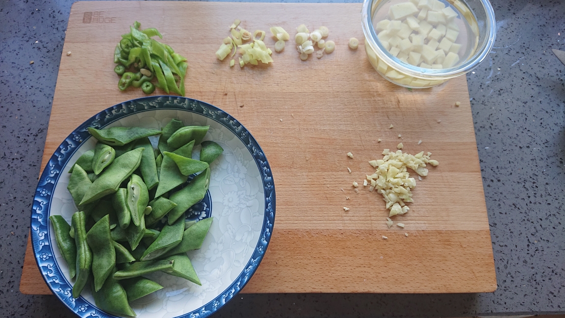 土豆丁豆角焖面的做法 步骤1